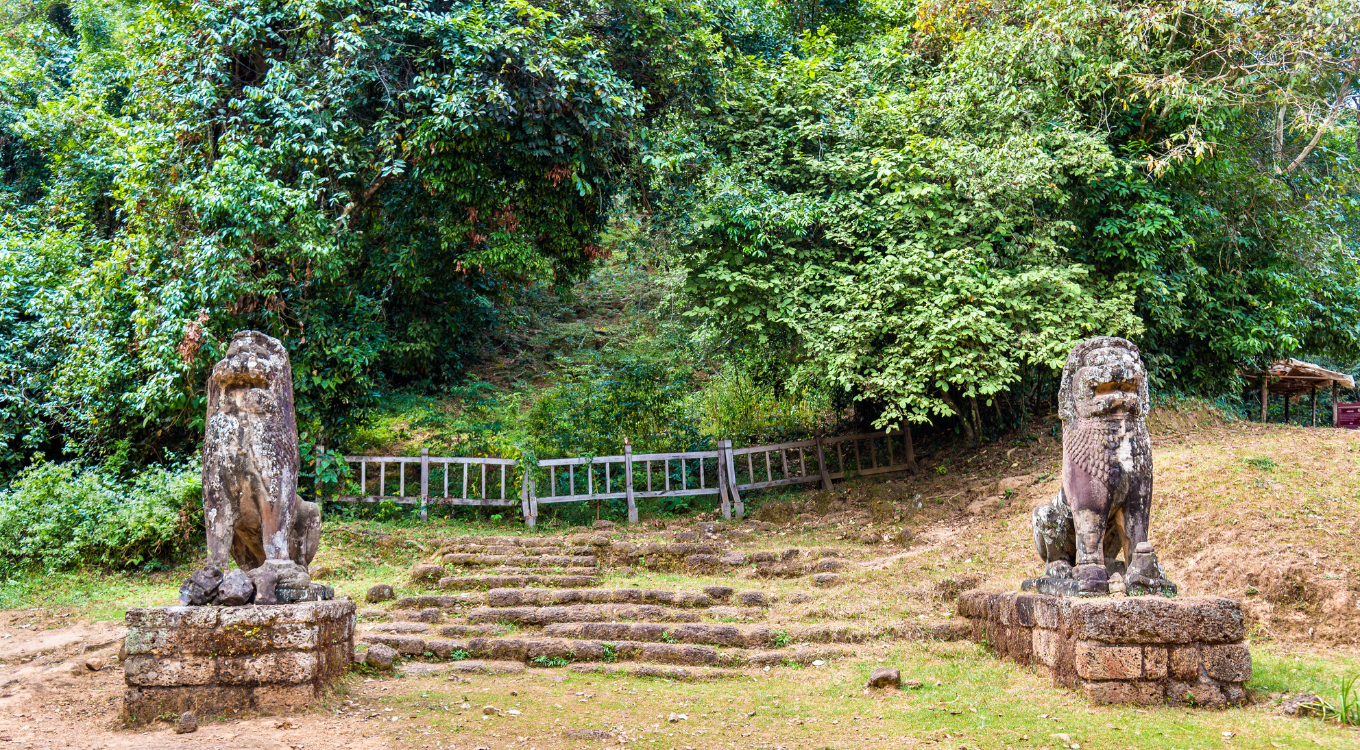 Statues at Phnom Bakheng